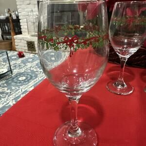 Christmas Wine/Water Glass Holly Ribbon Berries Gold Rim 10oz Set Of 4